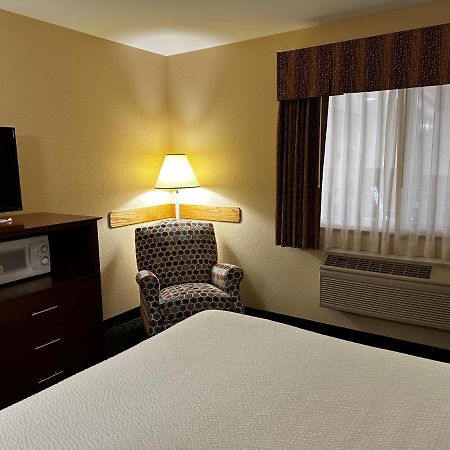 Days Inn By Wyndham Imlay City Экстерьер фото