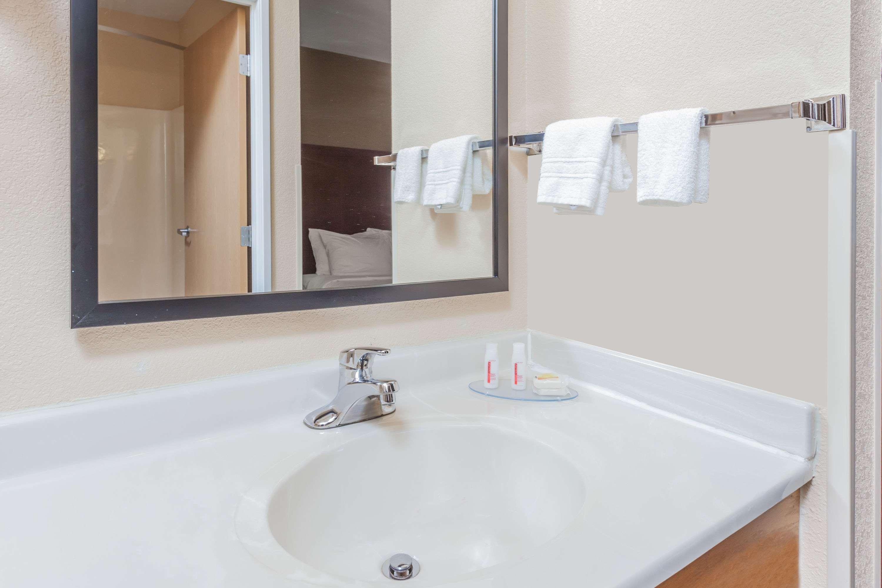 Days Inn By Wyndham Imlay City Экстерьер фото