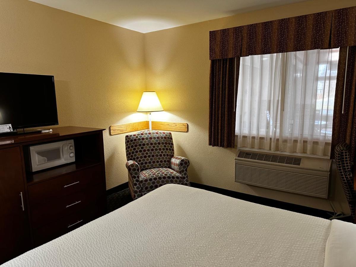 Days Inn By Wyndham Imlay City Экстерьер фото