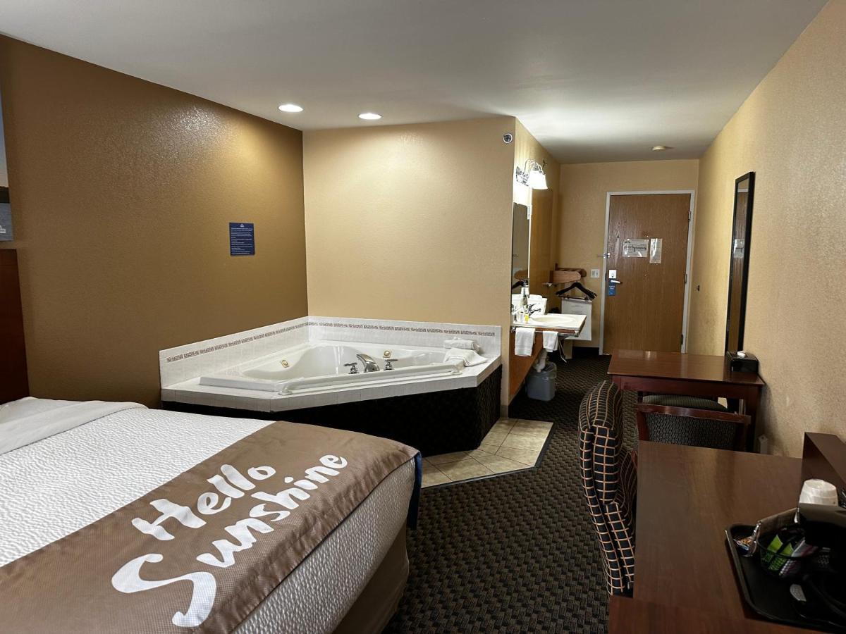 Days Inn By Wyndham Imlay City Экстерьер фото