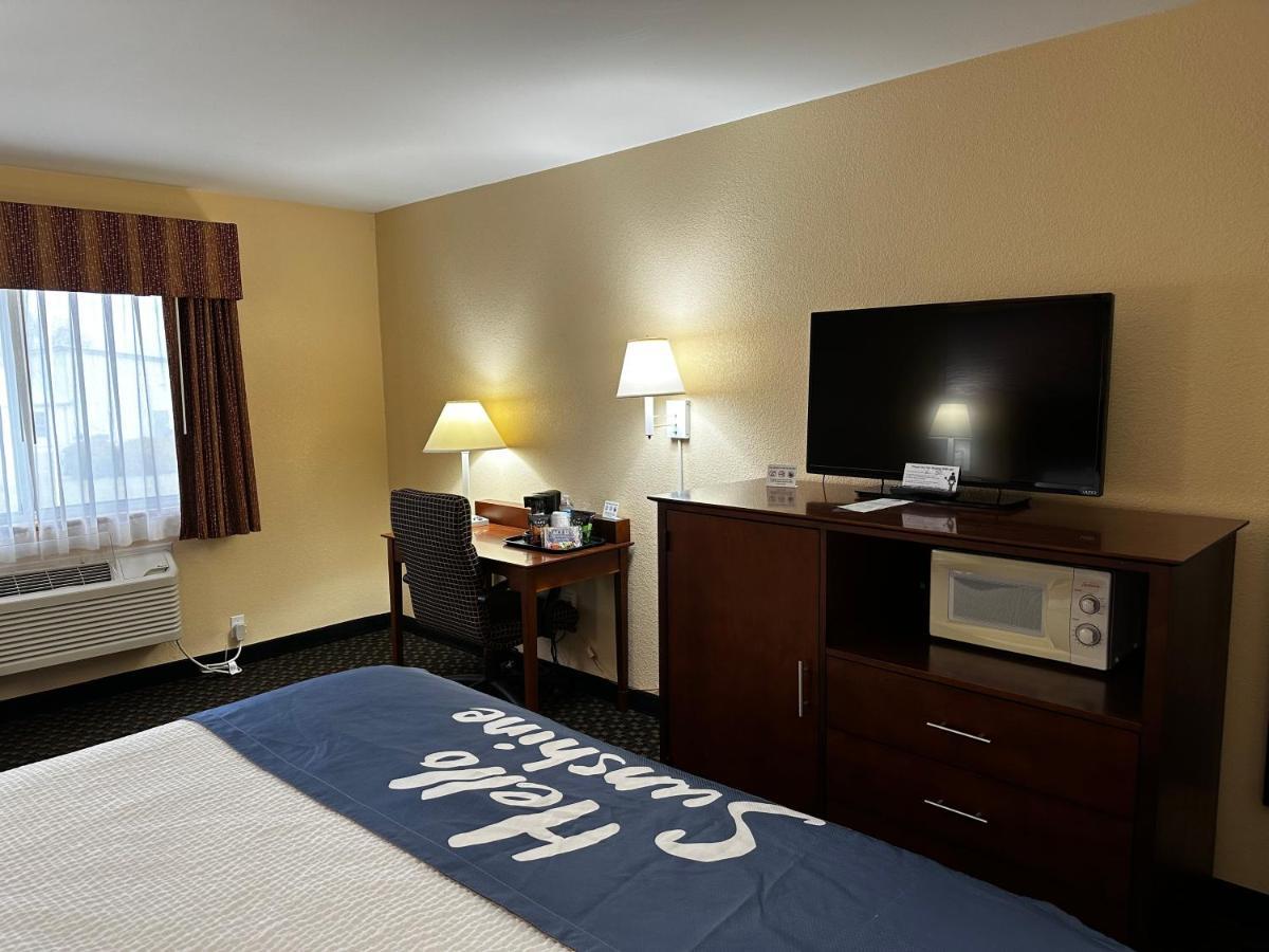 Days Inn By Wyndham Imlay City Экстерьер фото